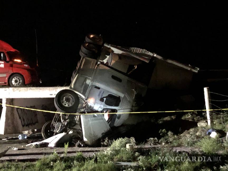Tragedia en la Matehuala-Saltillo, conductor de tráiler pierde la vida en volcadura