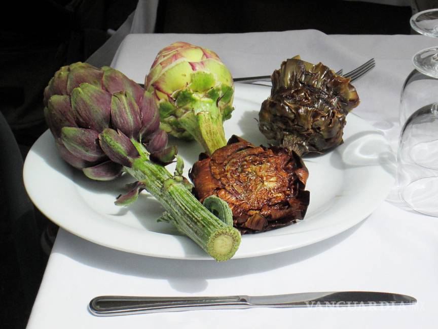 $!Alcachofa a la judía frita en aceite y otras alcachofas en su forma natural, en un restaurante de Roma. Foto: Belén Delgado.