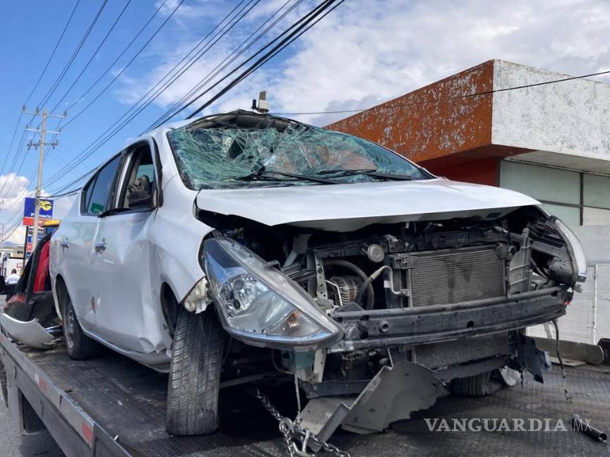 Choca y vuelca en puente del bulevar Fundadores, en Saltillo