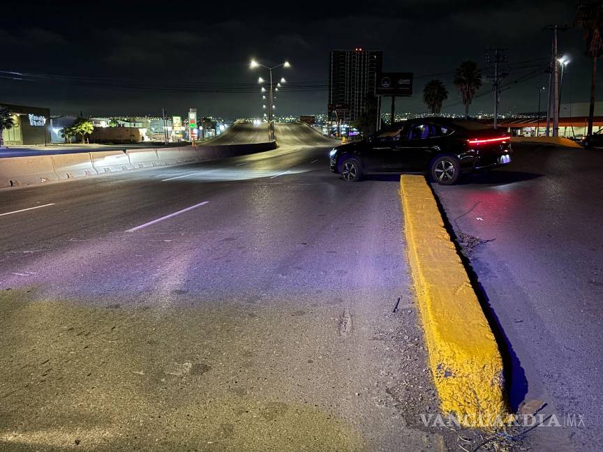 $!Vehículo BYD termina sobre el camellón central tras conducir presuntamente bajo los influjos del alcohol.