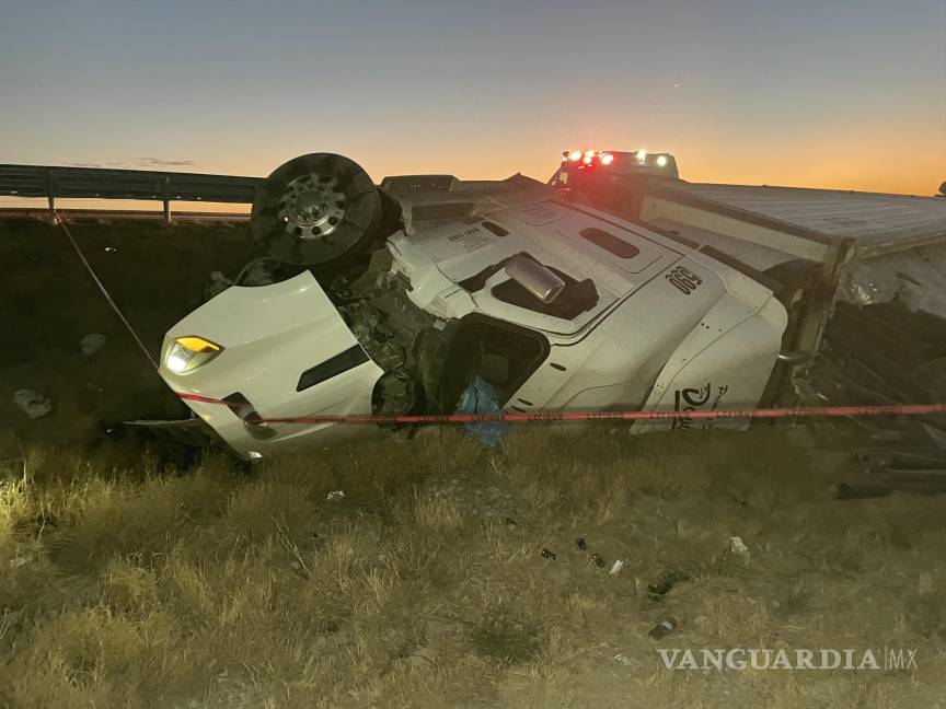 Muere trailero al volcarse sobre la Carretera Federal 57