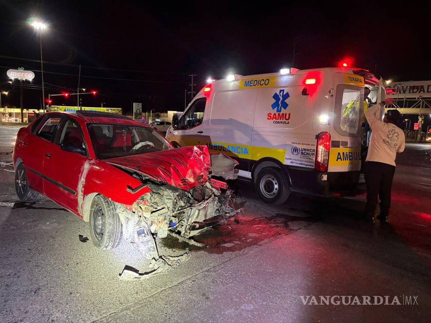 $!Paramédicos valoraron a la mujer y al menor que viajaban en el vehículo afectado.