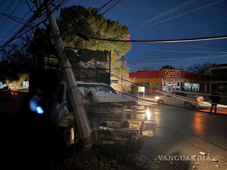 $!El camión recolector de basura quedó detenido junto al poste de concreto, a la espera de ser remolcado.