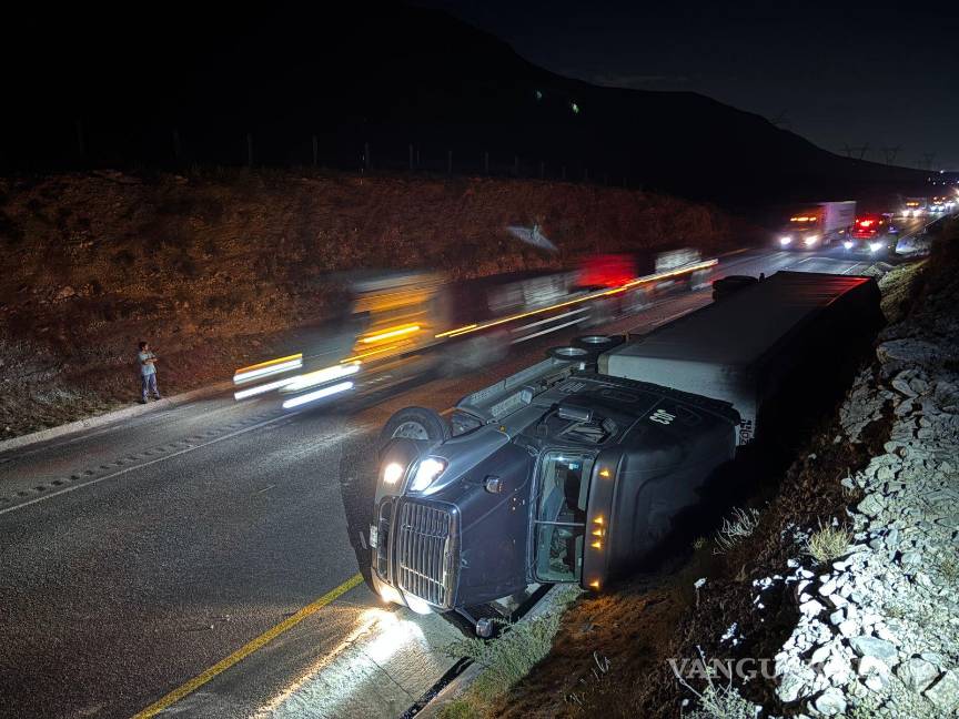 Tractocamión vuelca sobre la carretera libre Saltillo–Monterrey; el conductor resultó ileso