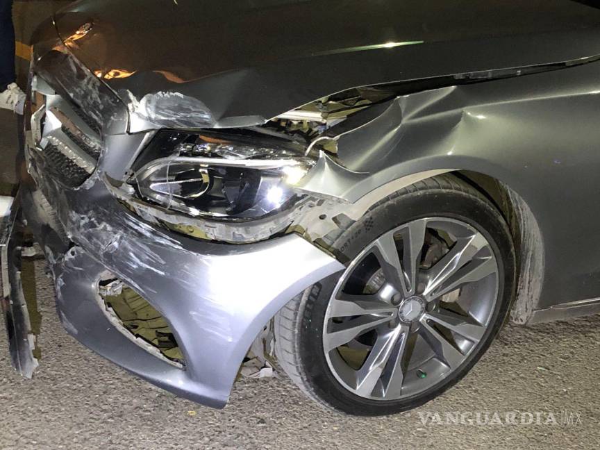 $!El Mercedes Benz terminó destrozado del frente.