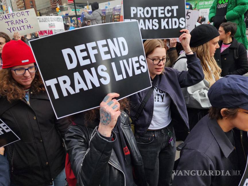 $!Fotografía de archivo del 31 de marzo de 2023. Jóvenes piden defensa a vidas y niños trans, durante una manifestación en Nueva York.