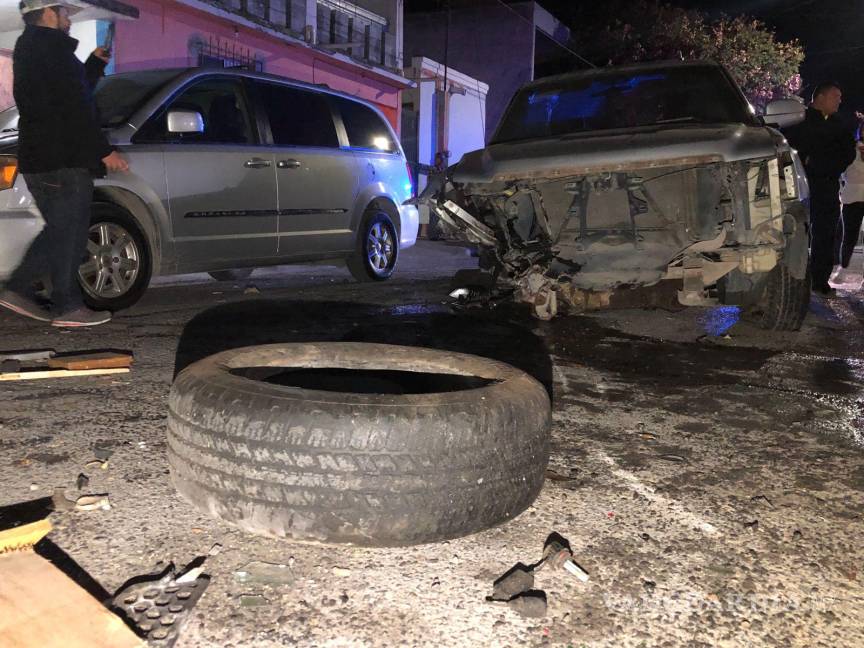 $!Hasta que se le salió una llanta terminó su loca carrera.