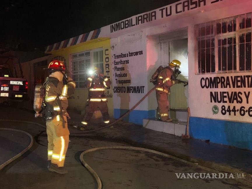 $!El fuego fue controlado en la inmobiliaria.