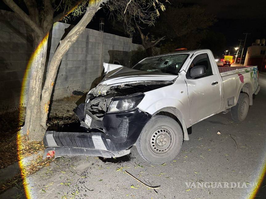 $!Envases de cerveza fueron localizados dentro de la unidad abandonada después del accidente.
