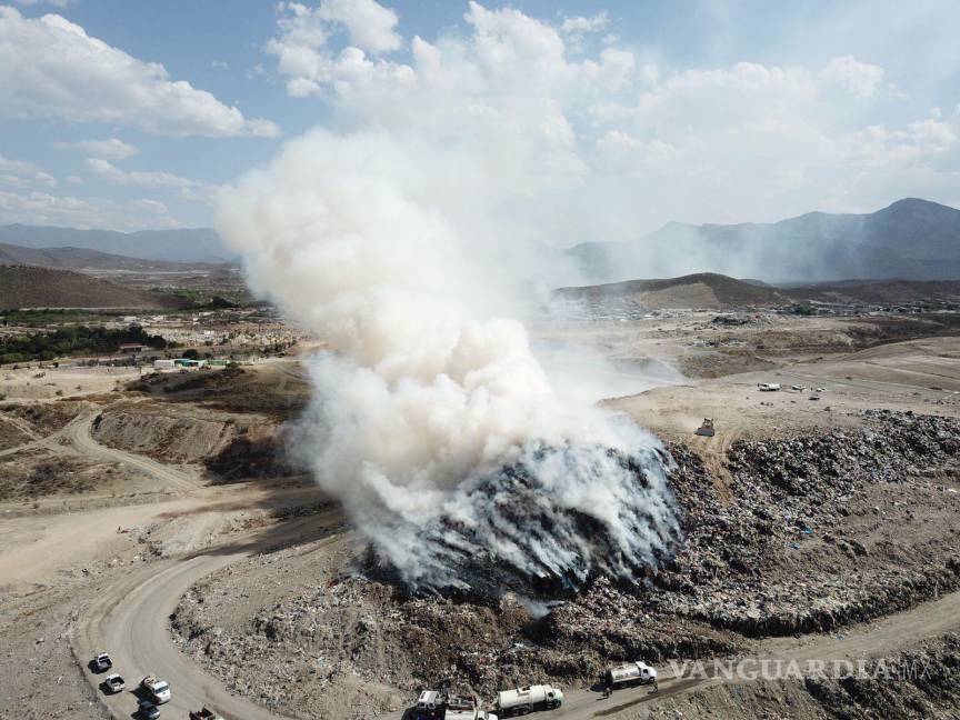 $!Gigantesco incendio en el relleno sanitario de Saltillo