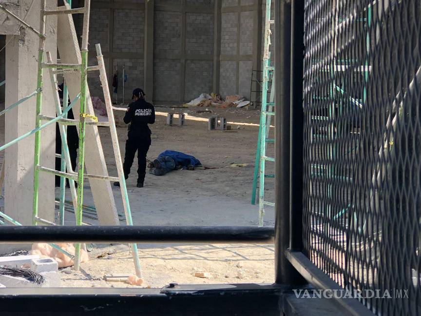 $!El cuerpo sin vida terminó sobre el suelo.