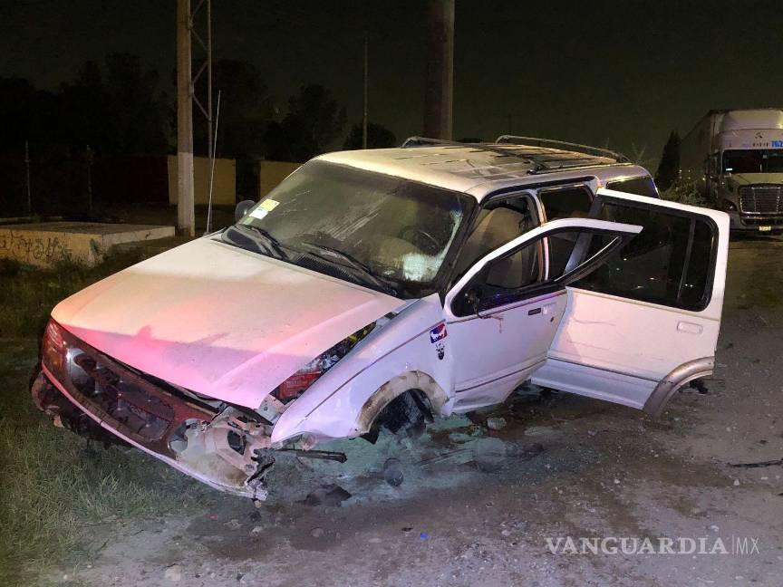 $!La camioneta fue remolcada por una grúa y llevada a un depósito.