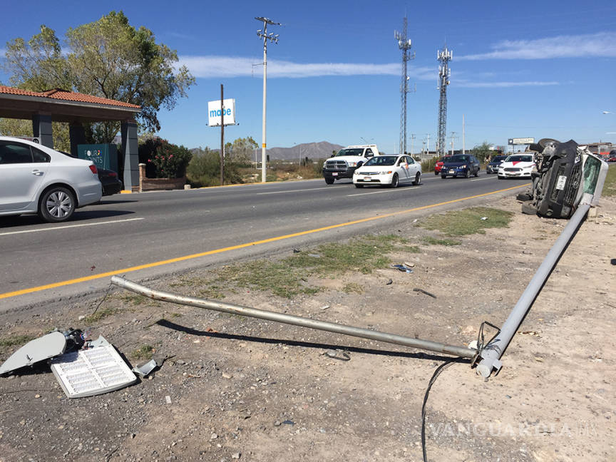 $!Tráiler provoca volcadura de camioneta en Ramos Arizpe