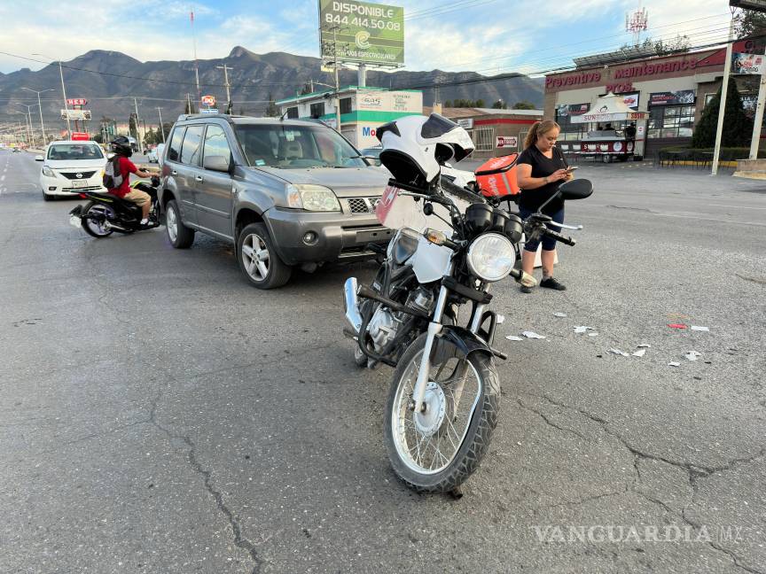 Motociclista pierde varios dientes al impactarse contra camioneta, en Saltillo