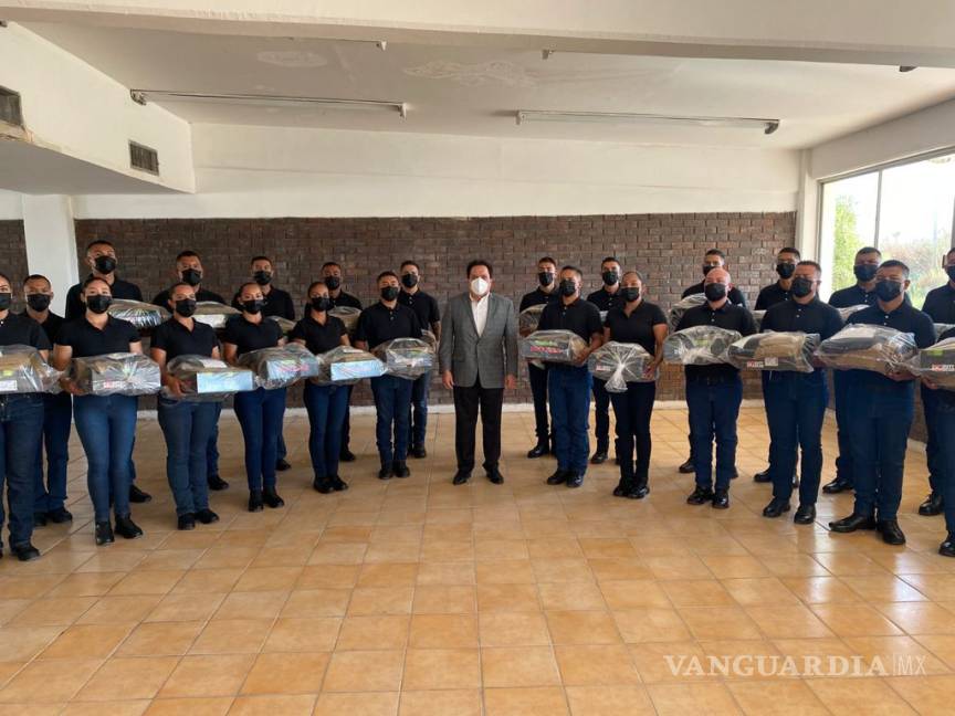 $!Fiscal de Coahuila entrega uniformes a los cadetes de la Generación XLII