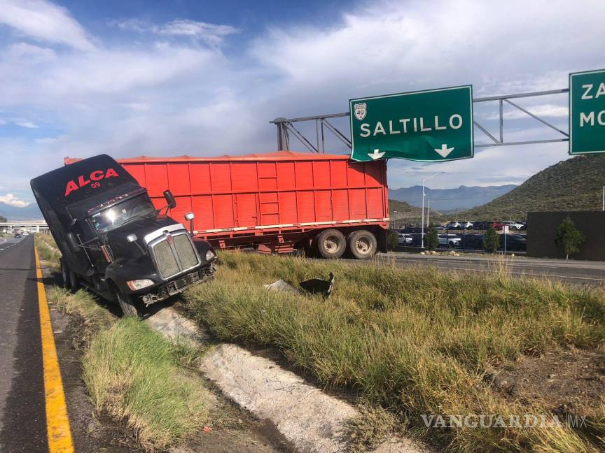 $!Trailero se impacta contra auto en carretera a Torreón