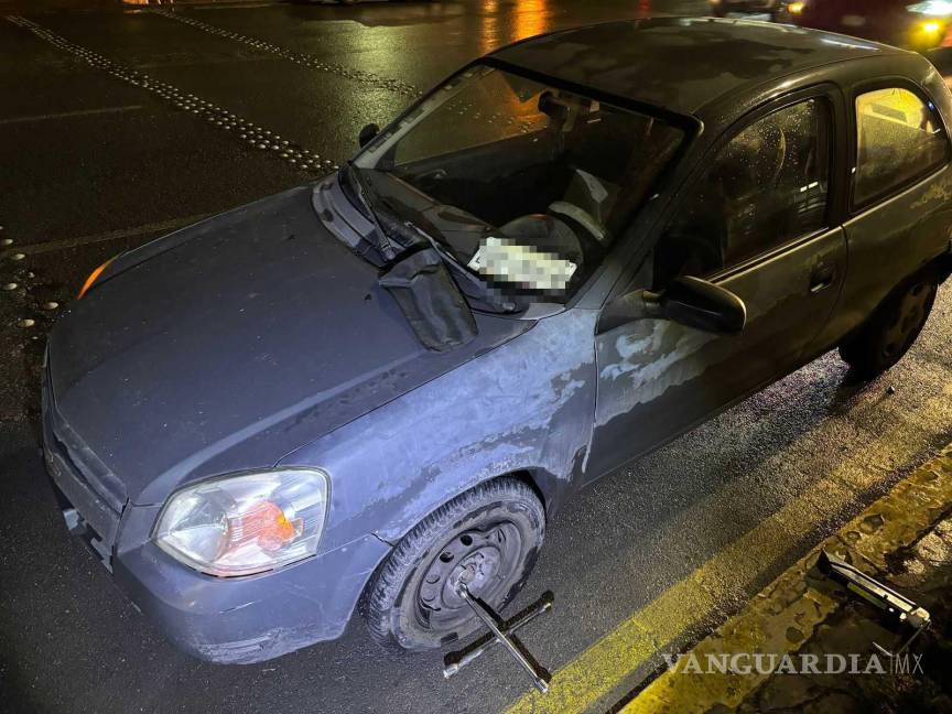 $!Los vehículos quedaron detenidos en el bulevar Nazario S. Ortiz tras caer en el bache; automovilistas reportaron daños considerables.