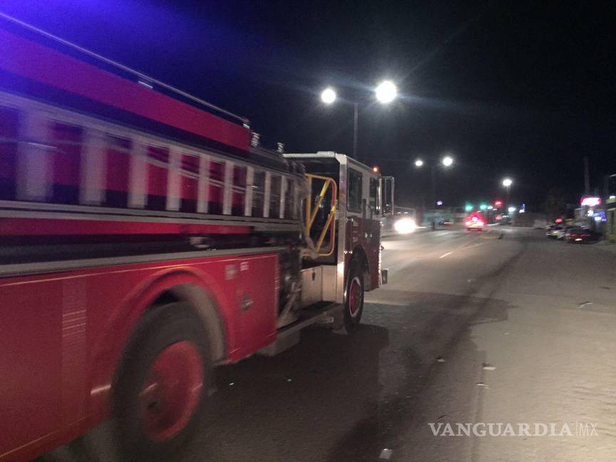 $!Bomberos acuden a la colonia Santa Teresa, por el Felipe Berriozábal. FOTO: JUAN FRANCISCO VALDÉS