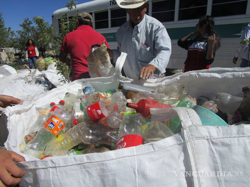 $!Retiran de la sierra 2.5 toneladas de PET, colaboran vecinos de comunidades de Arteaga