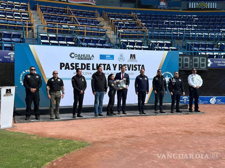 $!El Fiscal entrega uniformes a los policías, como parte de la estrategia para dignificar su imagen y reforzar identidad institucional.