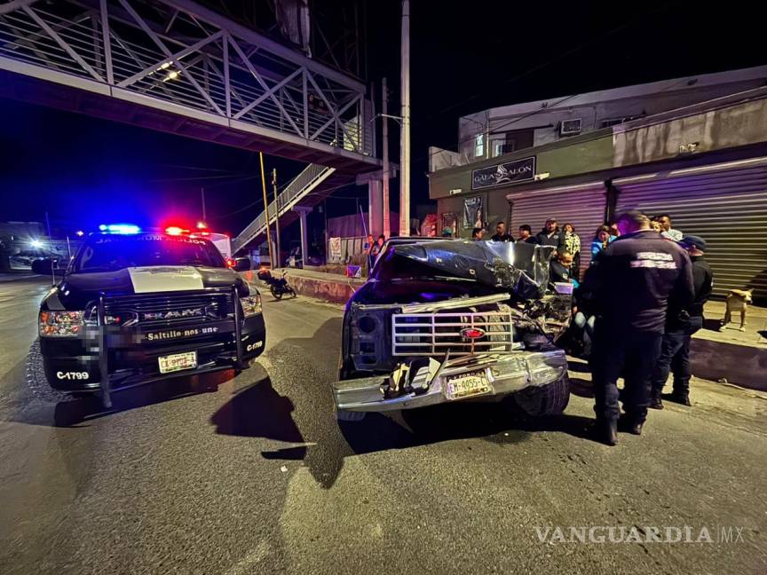 $!Elementos de tránsito aseguraron el área tras el choque frontal para prevenir más accidentes.