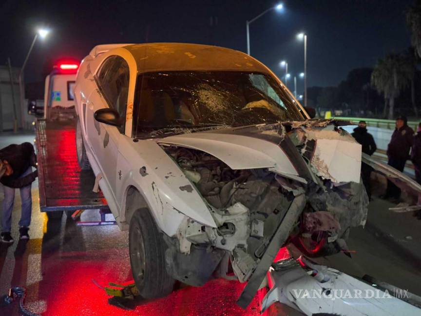 $!La luminaria impactada sufrió daños considerables; el vehículo fue remolcado al corralón.