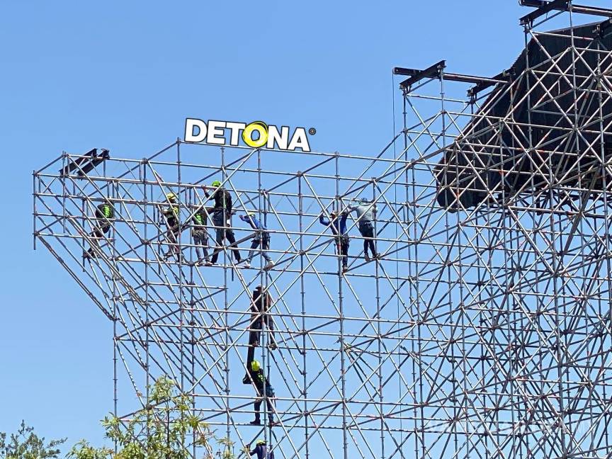 $!El desarmado de todos los escenarios, todo un arte a cargo de 5,000 héroes anónimos.