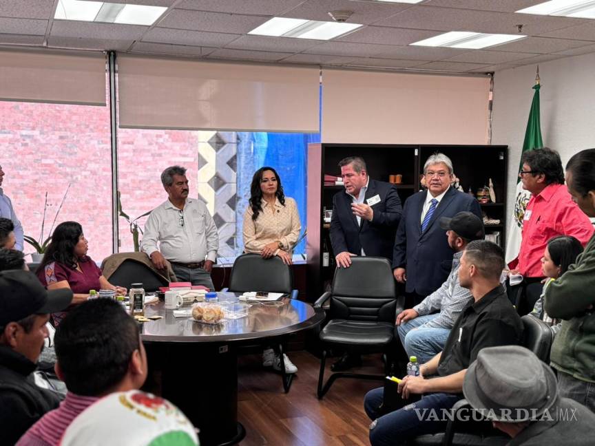 $!La comitiva de trabajadores de Altos Hornos de México fue recibida por diputados federales de Morena y de Movimiento Ciudadano.