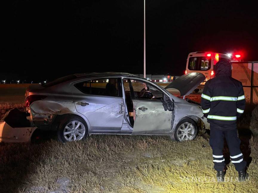 $!Testigos auxiliaron al conductor tras la volcadura causada por presunto exceso de velocidad.