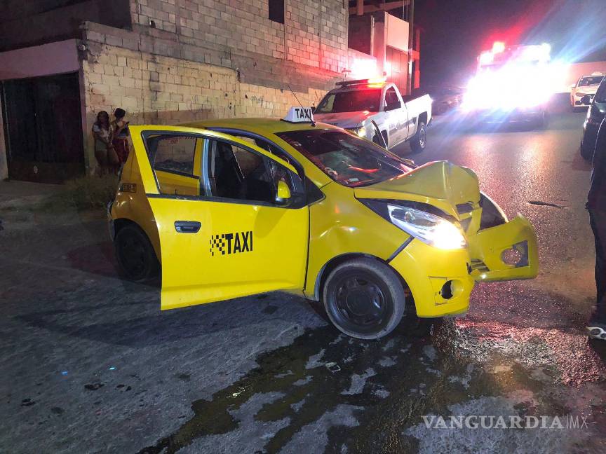 $!En la intersección con la calle Hacienda Sabino, la camioneta impactó la parte trasera del vehículo Chevrolet Spark.