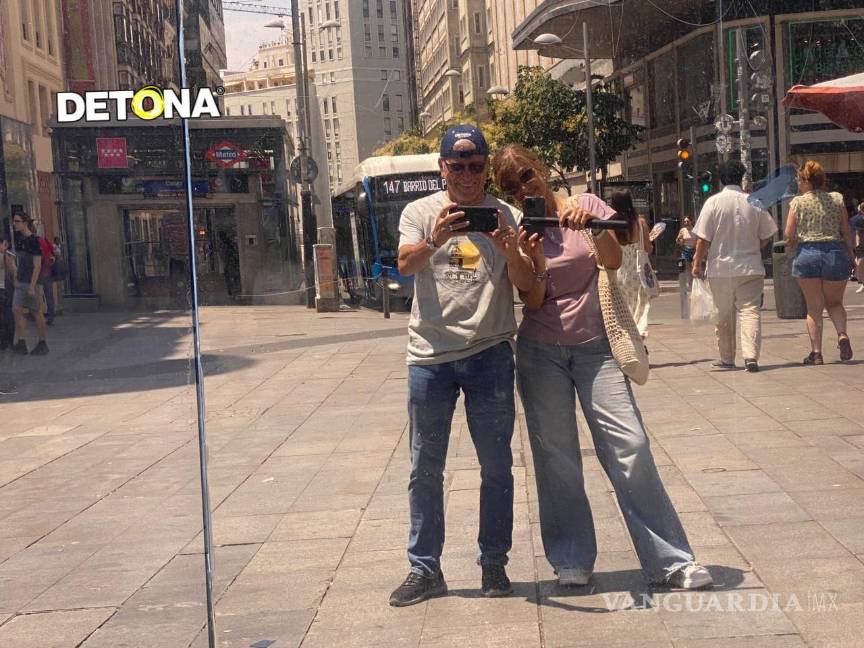 $!La Irreverente Gaby Kalifa Kaún y el autor de este artículo, en la Gran Vía de Madrid.