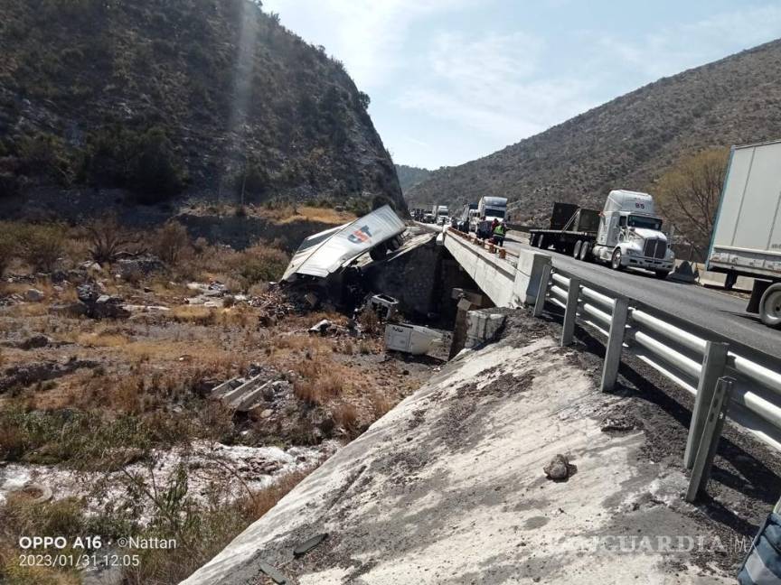 Trailero destroza su unidad en el tramo Saltillo-Los Chorros; resulta grave
