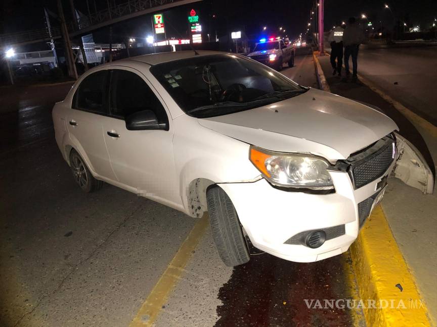 $!El conductor, quien se quedó dormido al volante, se entrevistó con los oficiales de Tránsito Municipal.