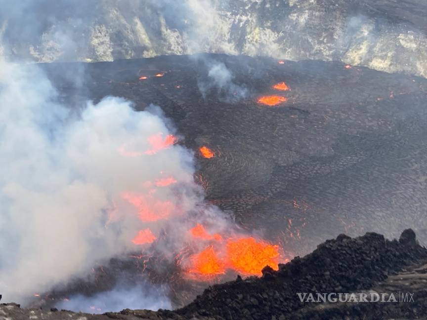 $!Una foto facilitada por el Servicio Geológico de los Estados Unidos (USGS) que muestra fisuras en erupción dentro del cráter Halema’uma’u en la cima del volcán Kilauea, Hawai. EFE/EPA/USGS