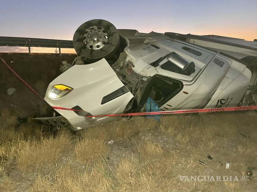 Muere trailero al volcarse sobre la Carretera Federal 57