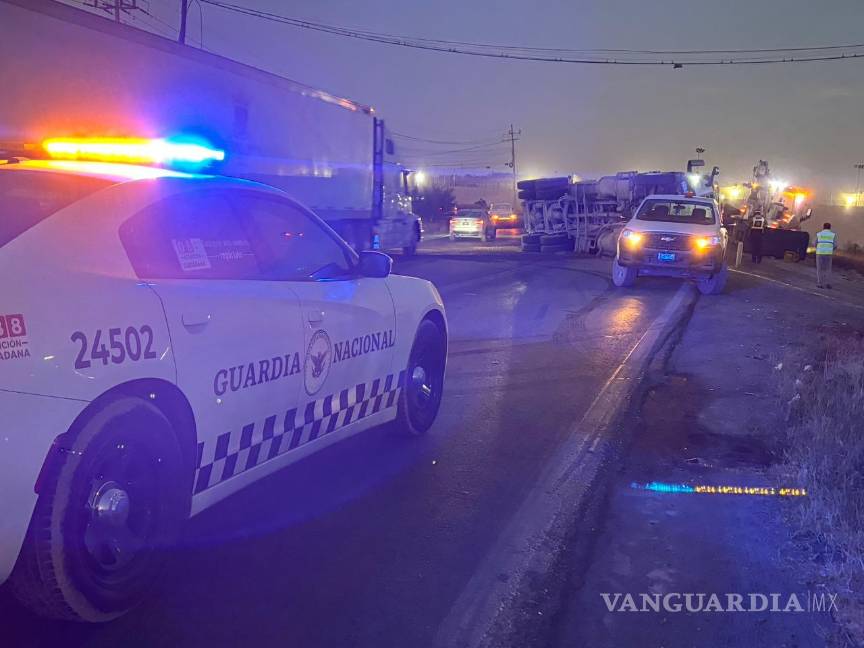 $!Tractocamión vuelca en la curva de Vito Alessio Robles y provoca caos vial en Saltillo