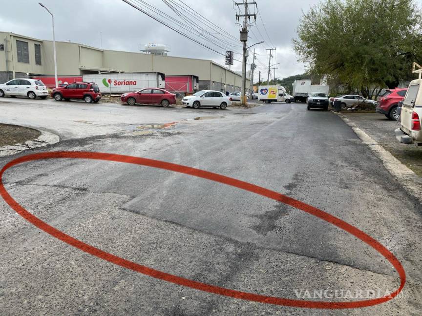 $!Ni un milímetro se pasaron los dueños de la tiendota, en la reparación de la calle donde la inauguraron.