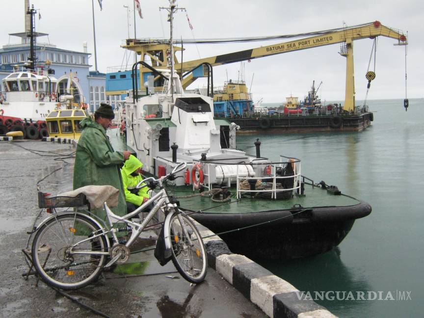 $!Imagen del puerto de Batumi. Foto:Misha Vignanski Pescadores en el puerto de Batumi Batumi. EFE/Misha Vignanski