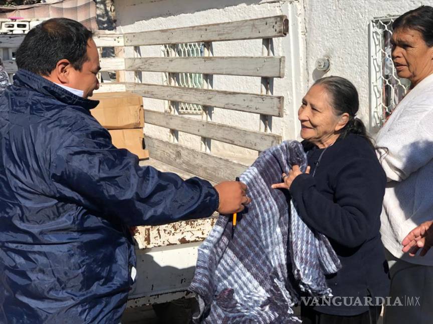 $!Por temporada invernal Presidencia de Torreón entrega cobijas