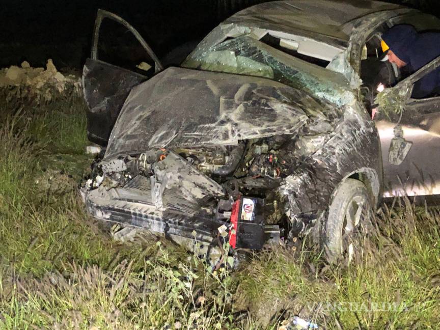 $!El auto siniestrado fue llevado a un corralón mediante una grúa.