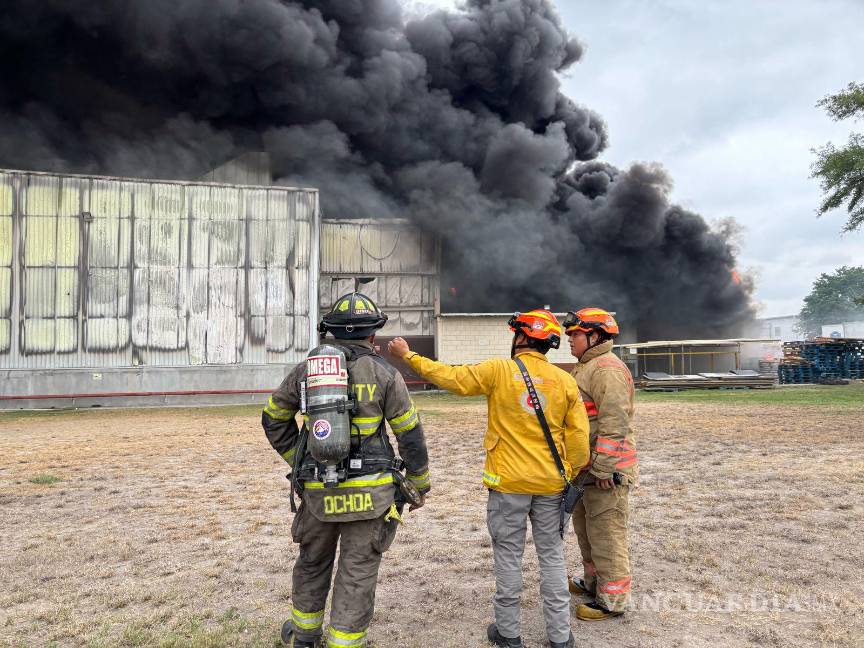 Evacuan a más de 100 trabajadores por incendio en empresa en Apodaca, Nuevo León