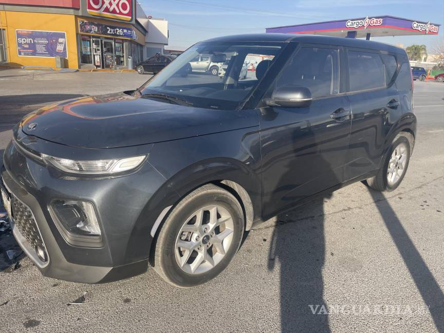 Vehículo se ‘adueña’ de bulevar y causa choque contra camioneta en Saltillo