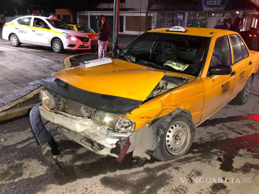 $!El taxi terminó destrozado del frente.