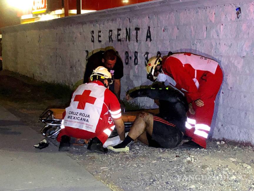 $!Paramédicos de la Cruz Roja atendieron a Luis Ángel, debido a las heridas que presentó tras el impacto.