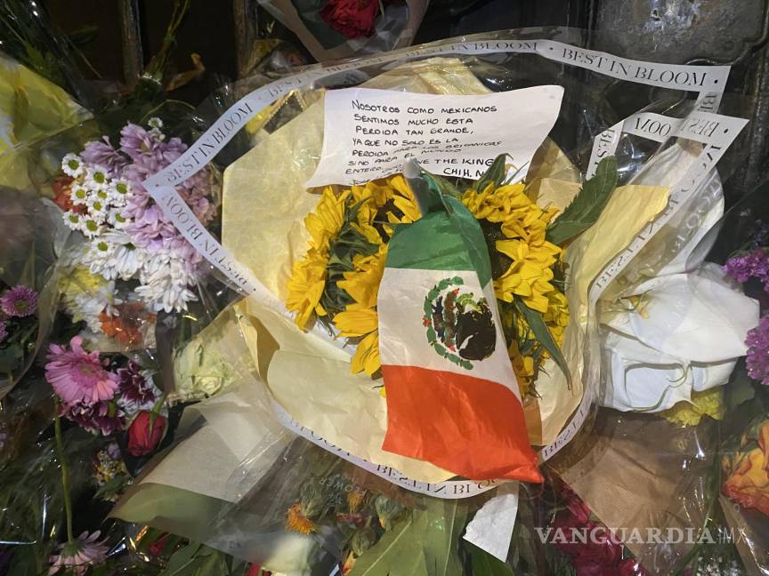 Florece en Buckingham tributo a la reina Isabel II