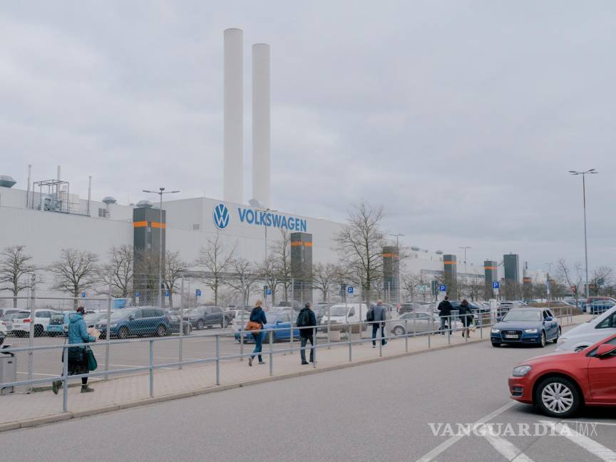 $!Los trabajadores abandonan la fábrica de Volkswagen en Zwickau, Alemania.