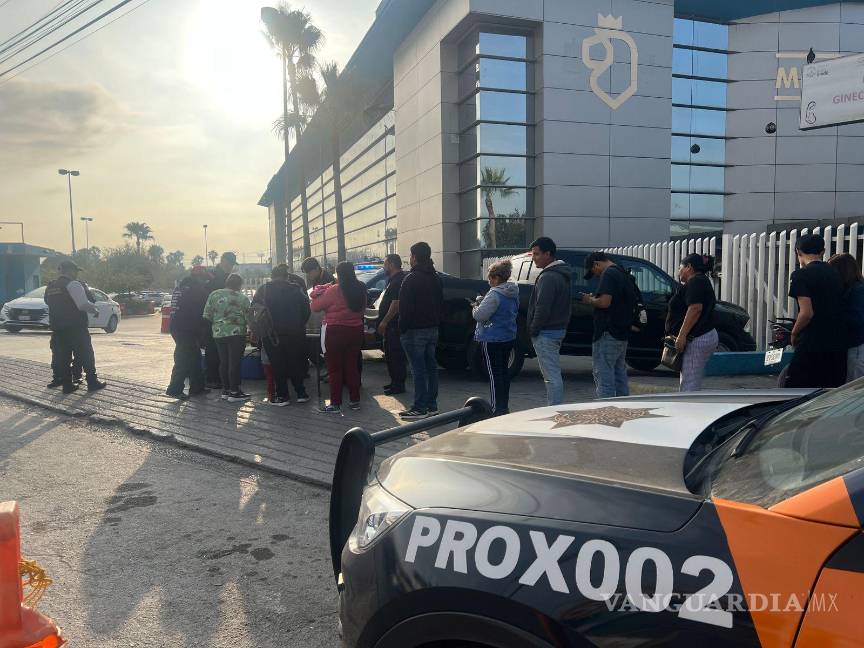 Policías llevan comida a familiares de pacientes del Hospital Materno Infantil, en NL