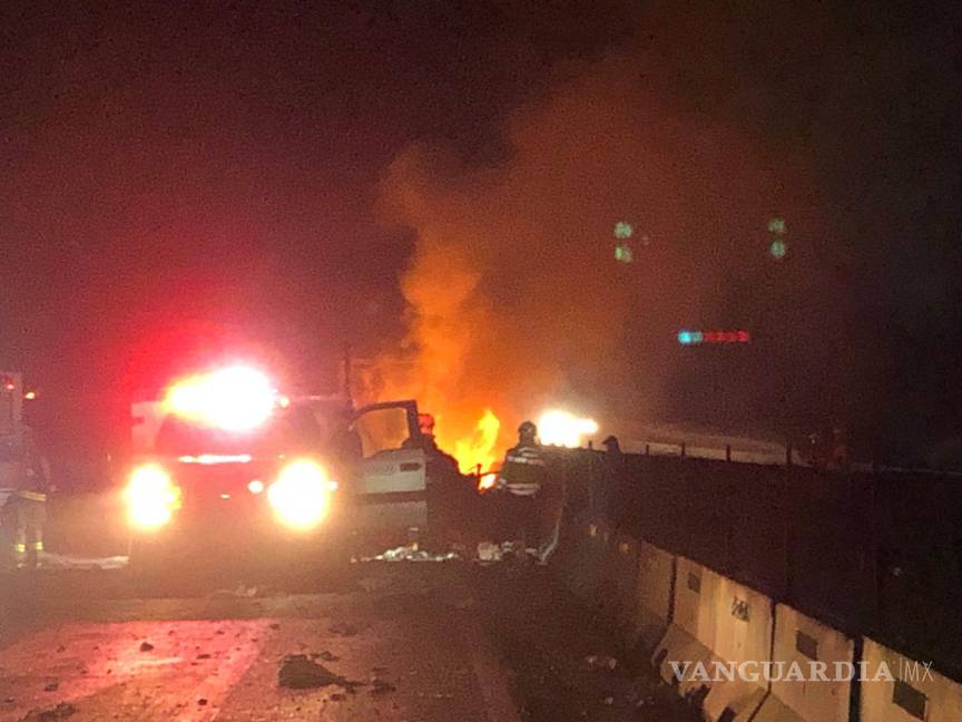 $!Las bolsas de aire para vehículos ardían mientras el tráiler siniestrado estaba envuelto en llamas en la carretera.