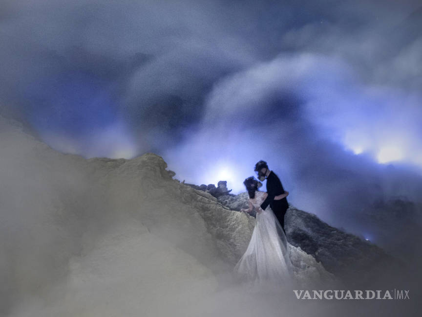 $!Pareja de Malasia realiza sesión fotográfica de su boda dentro del volcán activo