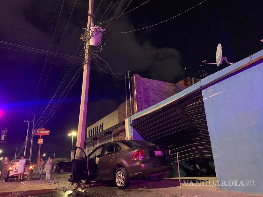 $!El portón de una vivienda resultó dañado tras el choque del vehículo.